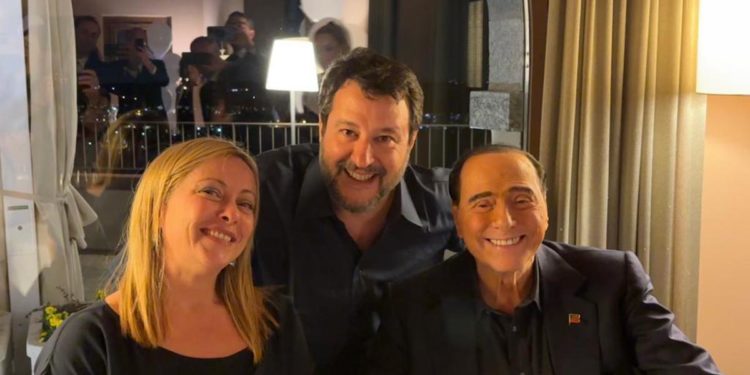 Karaoke Salvini-Meloni, è polemica: “Festa sì e omaggio a morti Cutro no, vergogna”