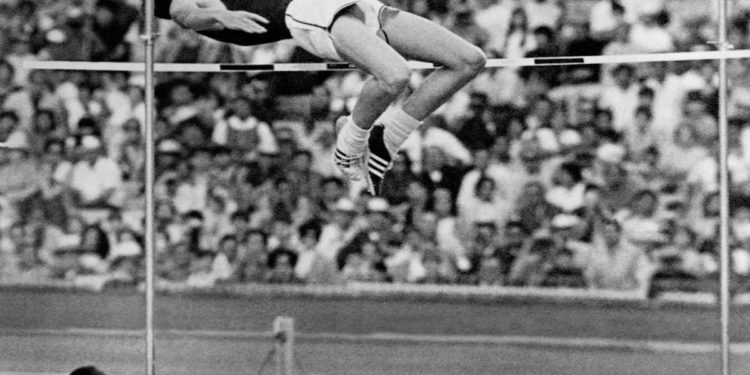 Morto Dick Fosbury, l’atleta che rivoluzionò il salto in alto