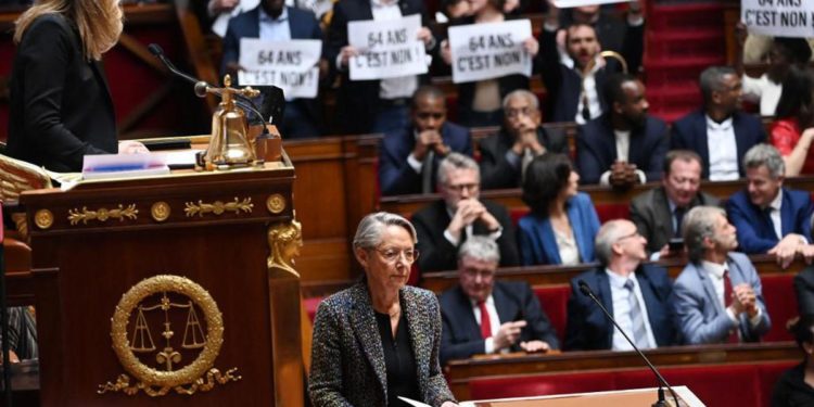Francia, governo vara riforma pensioni senza voto Parlamento