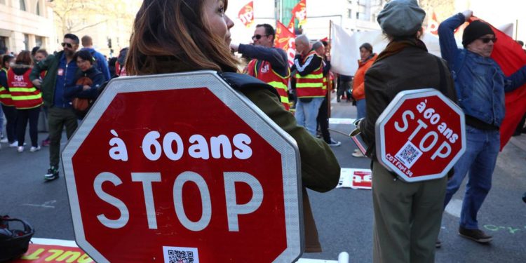 Francia, nuove proteste contro riforma pensioni: scioperi, blocchi e disagi