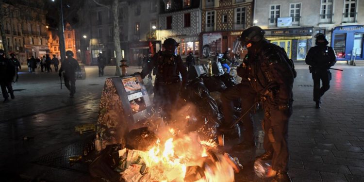 Francia, riforma pensioni: 169 arresti