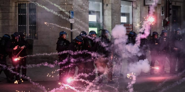 Francia, 240 manifestazioni contro riforma pensioni