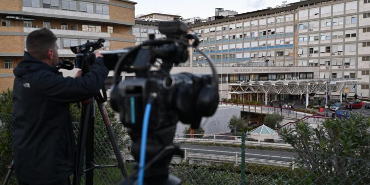 Papa Francesco ricoverato, prima notte al Gemelli per infezione respiratoria