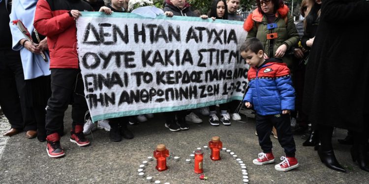 Scontro treni Grecia, migliaia in piazza davanti Parlamento Atene