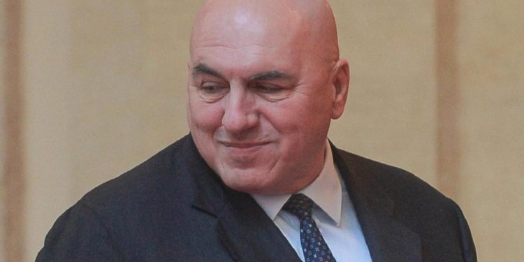 Crosetto accompagna anziana dalla polizia ma non lo riconoscono