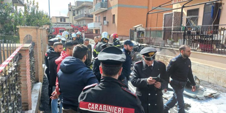 Roma, scontro tra due aerei Aeronautica: morti piloti
