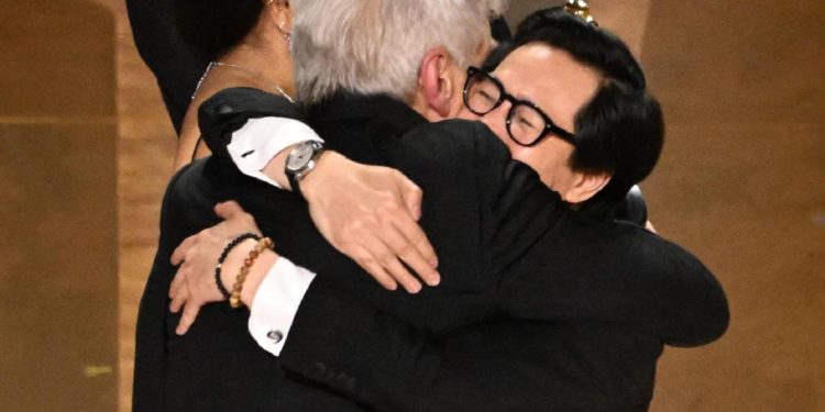 Oscar 2023, l’abbraccio tra Harrison Ford e Ke Huy Quan – Video