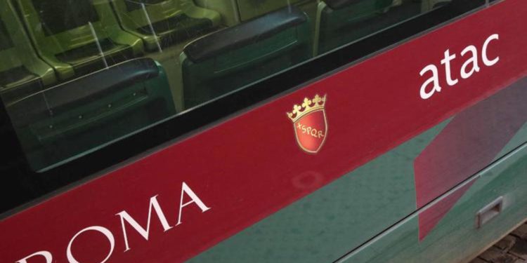 Roma, aggressione razzista sull’autobus: tre arresti