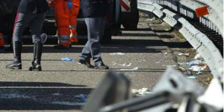 Napoli, scontro tra 5 auto in provincia: 2 morti