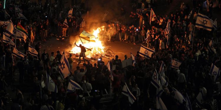 Israele, piazze in rivolta. Herzog: “Stop a riforma della Giustizia”