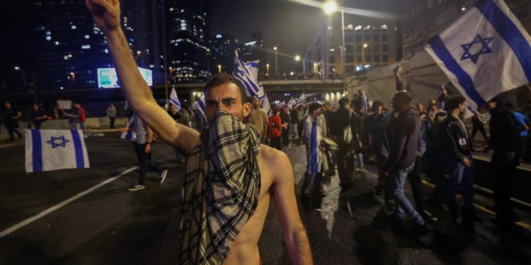 Israele, Netanyahu licenzia il ministro della Difesa: proteste e caos