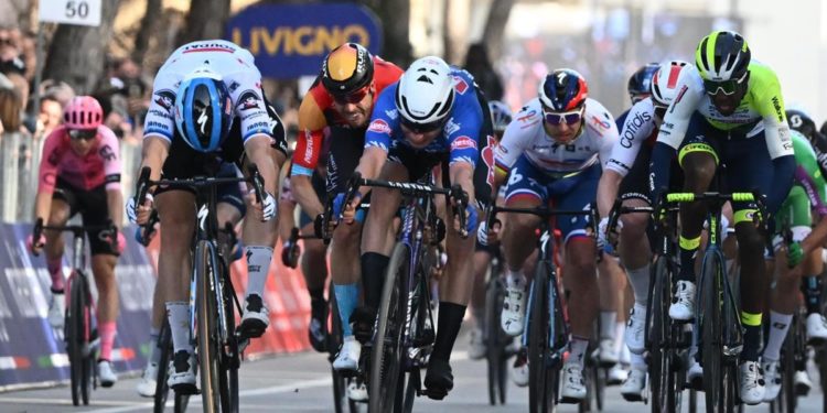 Tirreno-Adriatico 2023, Jakobsen vince seconda tappa e Ganna sempre leader