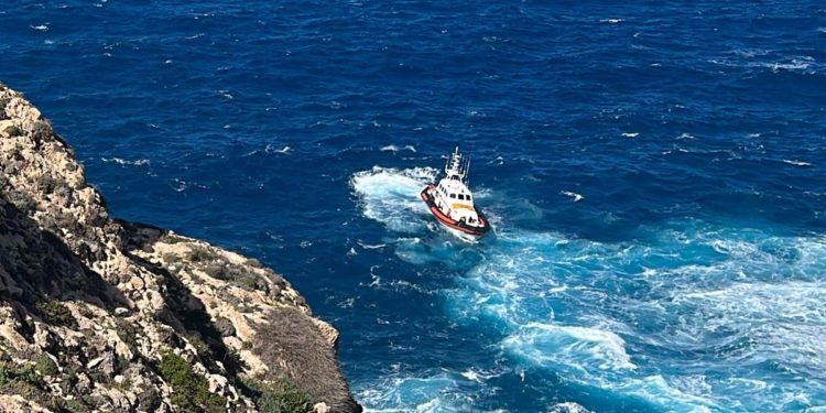 Migranti, a Lampedusa cadavere di una donna affiora tra gli scogli