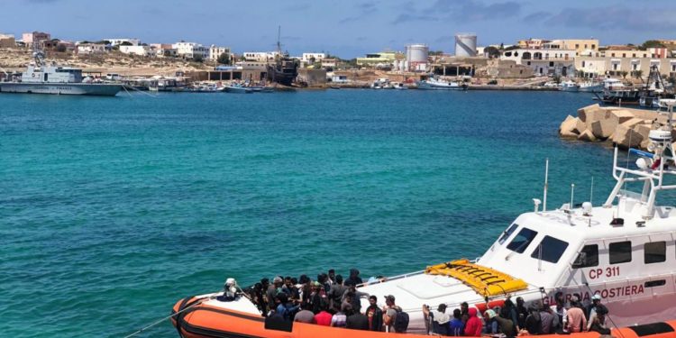 Migranti, raffica di sbarchi a Lampedusa: hotspot al collasso