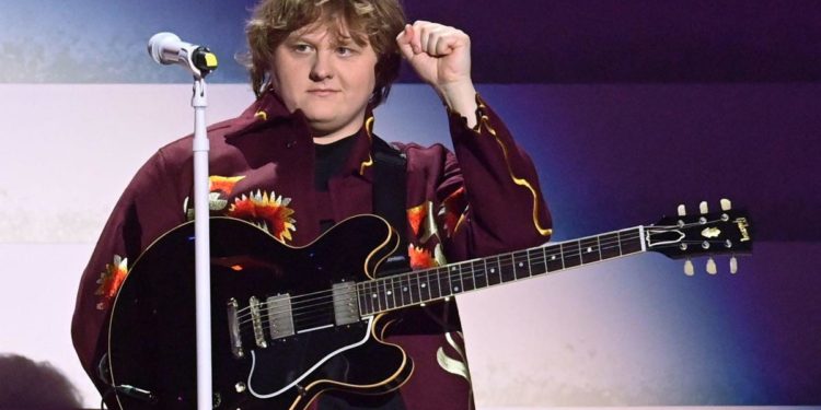 Lewis Capaldi annulla concerto domani 8 marzo a Milano: “Motivi di salute”