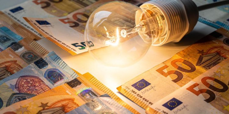 Bolletta luce in calo, Arera: “-55% in secondo trimestre 2023”