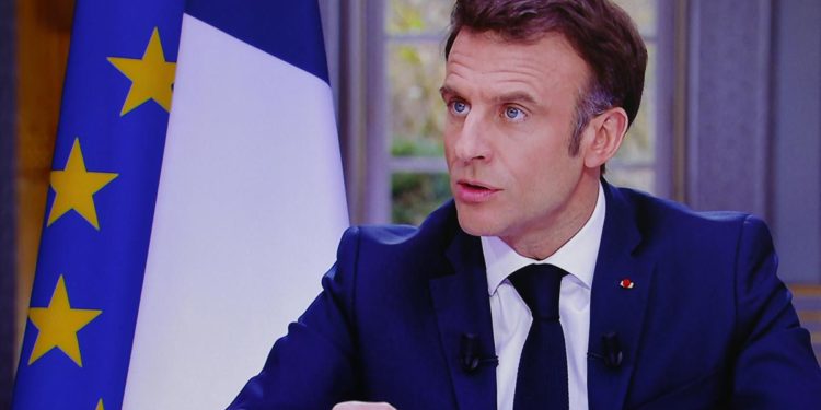 Francia, Macron: “Riforma pensioni non avrei voluto farla ma è necessaria”