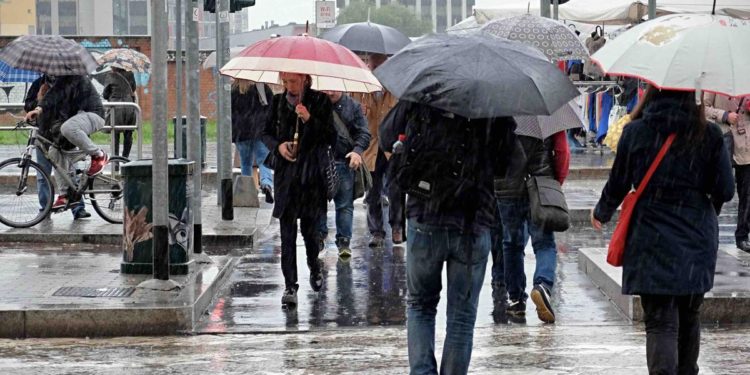 Allerta meteo oggi, venti forti e temporali: lunedì di maltempo, le regioni colpite
