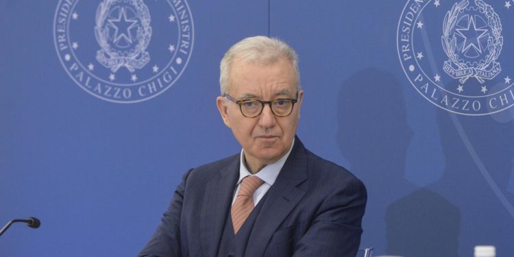 Migranti, Mantovano: “Bossi-Fini è da rivedere”