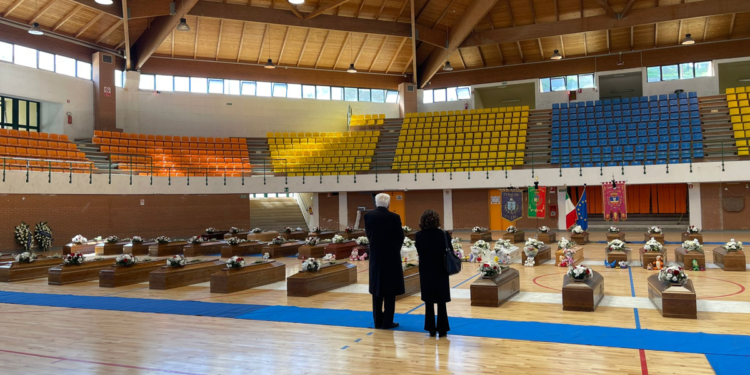 Migranti Crotone, Mattarella alla camera ardente: “Pieno sostegno ai profughi”