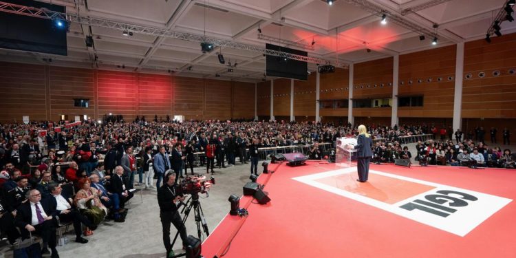 Cgil, Meloni nella ‘tana del lupo’ accolta da Bella Ciao