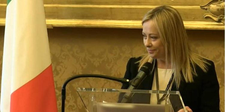 Meloni ‘cita’ Schlein: “Essere donna è un vantaggio, spesso non ti vedono arrivare” – Video