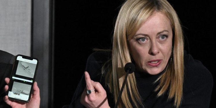 Migranti, Meloni a Cutro difende il governo. Linea dura su scafisti