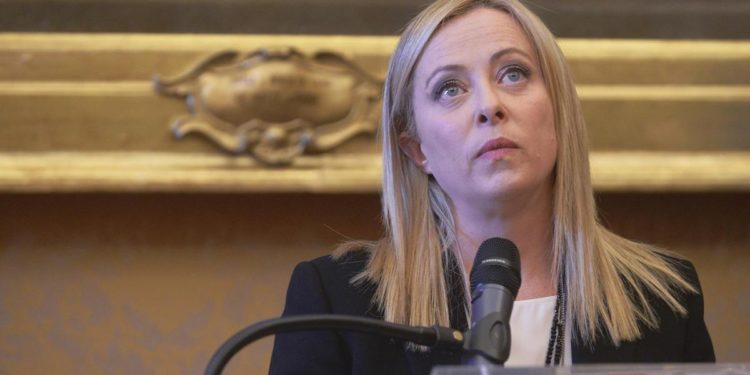 Meloni domani alla Camera, cosa chiedono i partiti