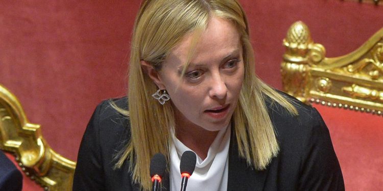 Ucraina, Meloni: “Invio armi sottrae soldi a italiani? Menzogna”