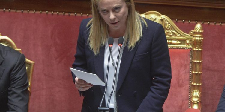 Meloni: “Prendo ordini da Ue? Preferisco dimettermi che fare come Conte…”