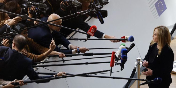 Meloni in Ue: migranti, monito sulla Tunisia e bilaterale con Macron