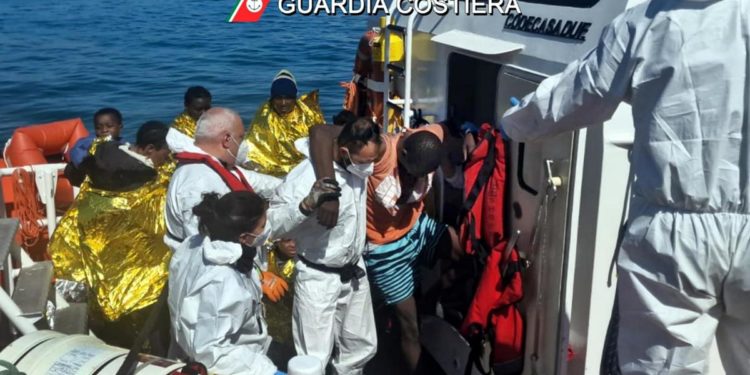 Migranti, sbarchi senza sosta: in 500 arrivati nella notte a Crotone