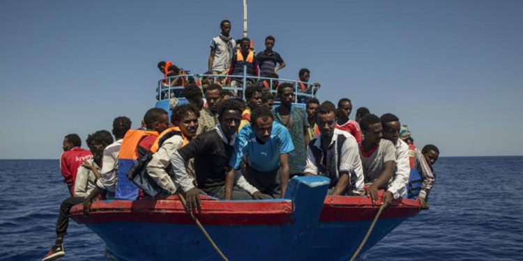 Migranti, Alarm Phone: “Barca alla deriva chiede ancora aiuto a 24 ore dall’allarme”