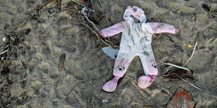 Naufragio migranti, errori e versioni diverse: la guerra sotterranea