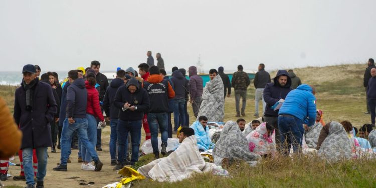 Migranti, governo lavora a dl: stretta su trafficanti ed espulsioni solo se sicure