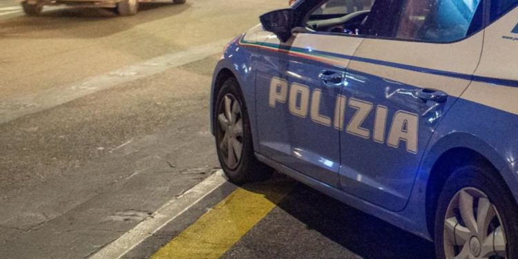 Milano, passanti accoltellati in strada: 6 feriti
