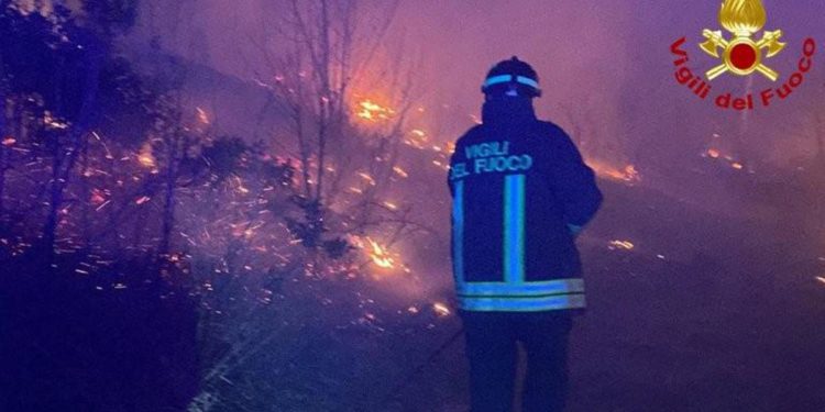 Incendio a Montegrino Valtravaglia, in fiamme decine di ettari di bosco