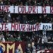 Tifosi della Roma si schierano con Mourinho, ‘panolada’ e striscioni all’Olimpico