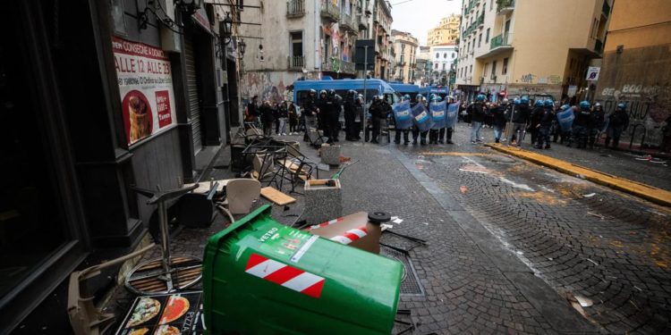 Napoli-Eintracht, scontri tra tifosi: primi 8 arresti