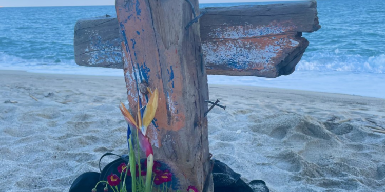 Superstiti in aula: “Salvi solo grazie a un legno”