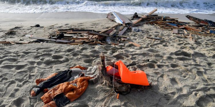 Naufragio migranti Crotone, proseguono ricerche dispersi