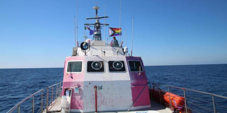 Louise Michel fermata a Lampedusa, Ong nave Banksy: “Valutiamo prossimi passi”