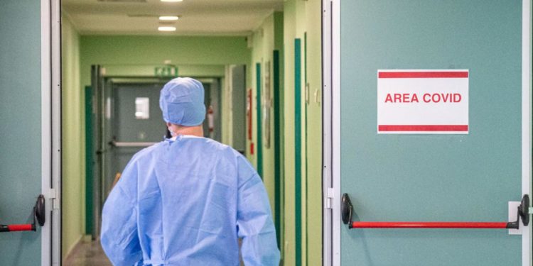 Covid Italia, report: aumentano ricoveri nell’ultima settimana