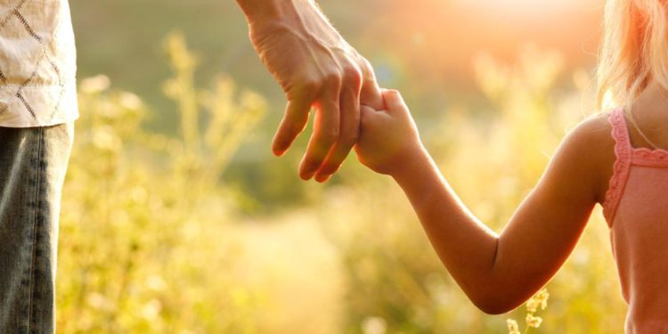 Il lavoro di padre in figlio: come sono cambiati sogni, valori e prospettive professionali