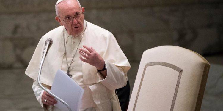 Papa: “Celibato nella Chiesa è una prescrizione temporanea”