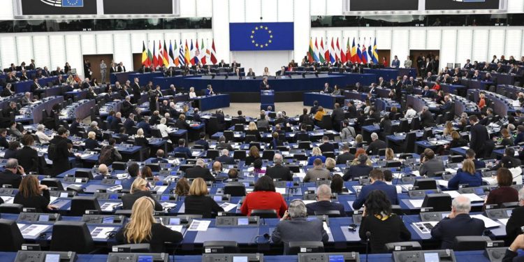 Parlamento Ue chiede direttiva su reddito minimo