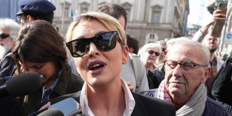 Pascale contro Salvini: “Omofobo come tutti i sovranisti”. E lui replica