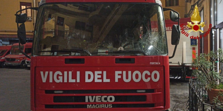 Palermo, danneggiato mezzo dei Vigili del fuoco