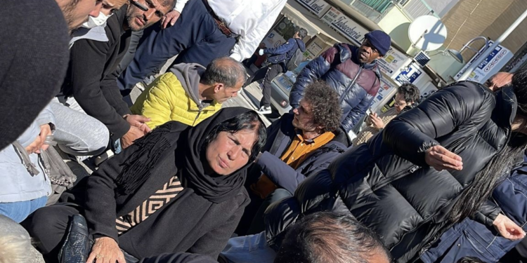 Crotone, protesta parenti vittime a camera ardente