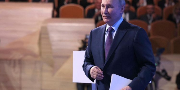 Russia, Putin corteggia gli oligarchi e annuncia misure